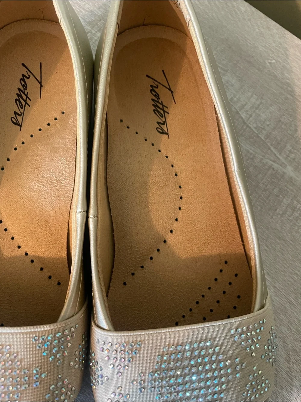 Trotters Samantha Metallic Gem Band Slip-On Flats champagne shoes sz 8WW wide